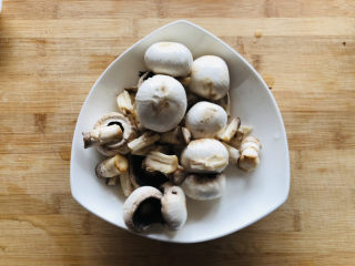 炒口蘑,处理好的口蘑用清水冲洗一下控干水份。