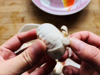 炒口蘑,口蘑用手撕掉表面的皮，也可以直接用清水冲洗干净。