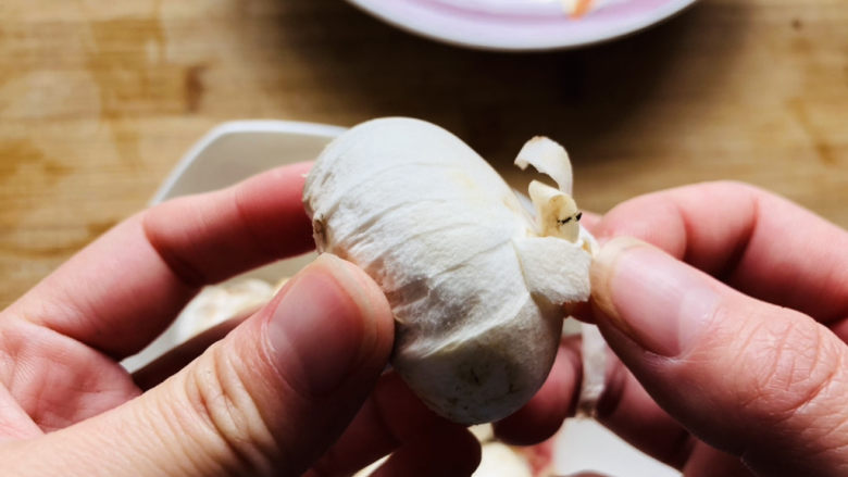 炒口蘑,口蘑用手撕掉表面的皮，也可以直接用清水冲洗干净。