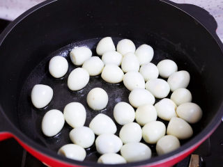 茄汁鹌鹑蛋,锅中倒入适量的食用油烧热，放入鹌鹑蛋
