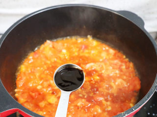 茄汁鹌鹑蛋,加入蚝油