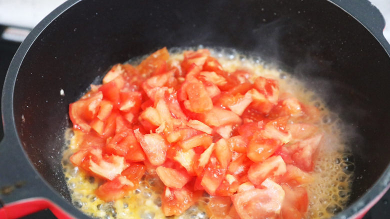 茄汁鹌鹑蛋,加入番茄，炒至出汁