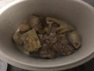 茶树菇炖鸡汤,倒入炖锅里。