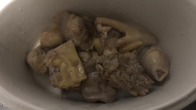 茶树菇炖鸡汤,倒入炖锅里。