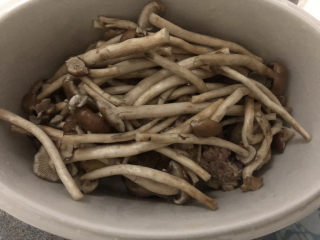 茶树菇炖鸡汤,放上茶树菇。