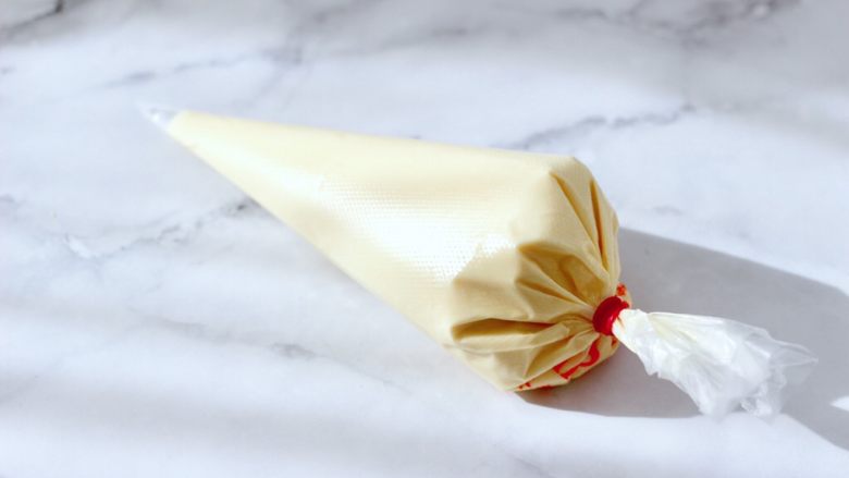 酸奶水果松饼,翻拌好的面糊装入裱花袋里。
