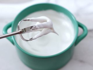 酸奶水果松饼,用打蛋器高速打发至硬性小弯钩。