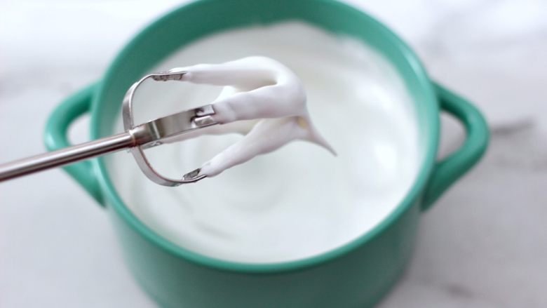 酸奶水果松饼,用打蛋器高速打发至硬性小弯钩。