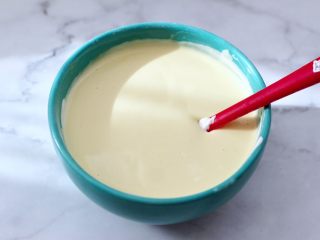 酸奶水果松饼,再把蛋白糊分两次加入，翻拌至细腻的面糊。