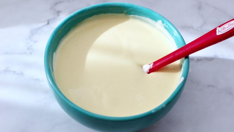 酸奶水果松饼,再把蛋白糊分两次加入，翻拌至细腻的面糊。