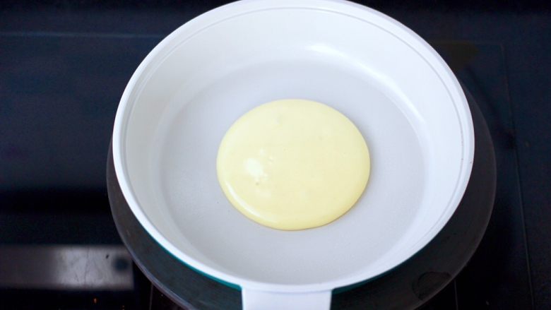 酸奶水果松饼,平底锅烧热后，把裱花袋剪小口，直接均匀地挤入锅中，自动形成圆型小圆饼。