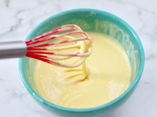 酸奶水果松饼,用手动打蛋器翻拌至无颗粒，蛋黄糊呈流动状。