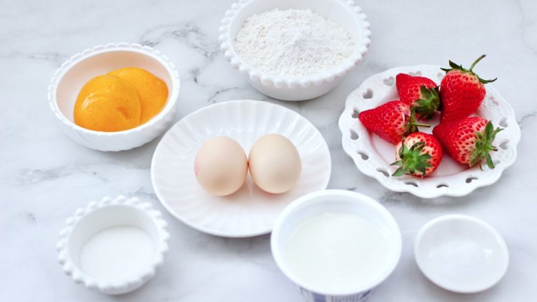 酸奶水果松饼,首先备齐所有的食材，水果可以随自己喜好选择。