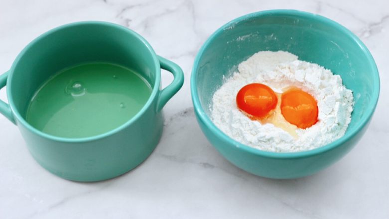 酸奶水果松饼,蛋清和蛋黄分离，把蛋黄放入过筛的低粉中。