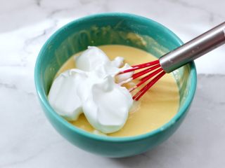 酸奶水果松饼,打发好的蛋白糊取1/3放入蛋黄糊里，翻拌均匀。