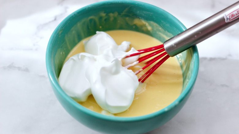 酸奶水果松饼,打发好的蛋白糊取1/3放入蛋黄糊里，翻拌均匀。