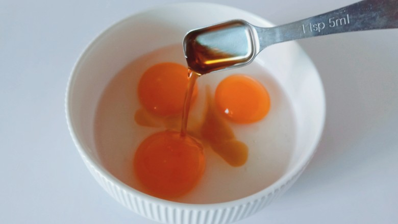 豆腐炒鸡蛋,把鸡蛋打入碗里，加入料酒，盐各一勺。