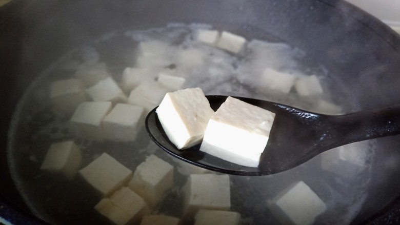 豆腐炒鸡蛋,水开焯水一分钟，把豆腐捞出来自然晾凉，并且沥干水分。