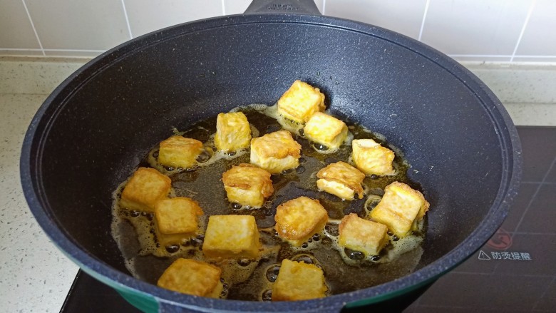豆腐炒鸡蛋,等豆腐定型再翻另外一面煎，煎至两面金黄盛盘。