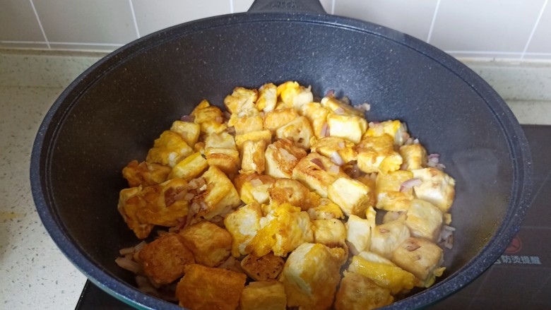豆腐炒鸡蛋,大火快速翻炒均匀，撒入葱花即可出锅。