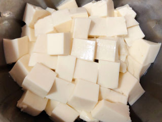 白菜粉丝汤,豆腐切成小块在开水中焯水去除豆腥味后立即放入冷水中过凉再沥干水份