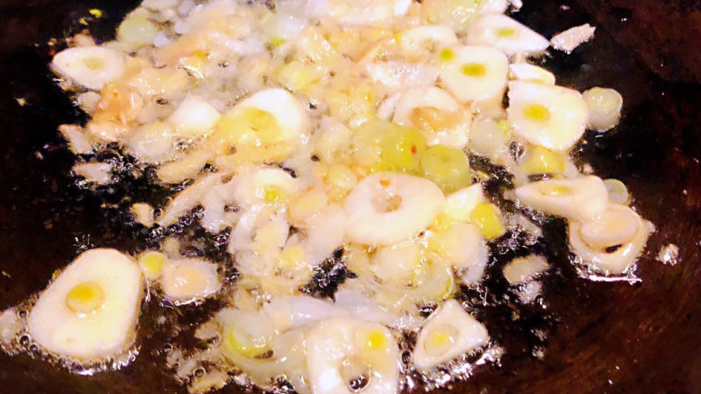 白菜粉丝汤,锅中倒入底油加热放入葱姜蒜爆香