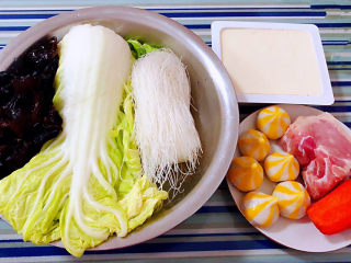 白菜粉丝汤,准备原材料猪肉、海胆丸、豆腐、粉丝、白菜、木耳、胡萝卜