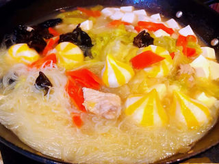 白菜粉丝汤,炖至八成熟时放入胡萝卜和粉丝改中火炖五分钟放入盐和味精调味均匀即可出锅享用