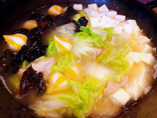 白菜粉丝汤,添加适量清水或高汤放入豆腐、木耳、海胆丸大火炖起来