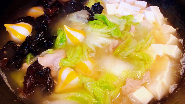 白菜粉丝汤,添加适量清水或高汤放入豆腐、木耳、海胆丸大火炖起来