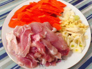 白菜粉丝汤,猪肉、胡萝卜切片葱姜蒜切粒备用