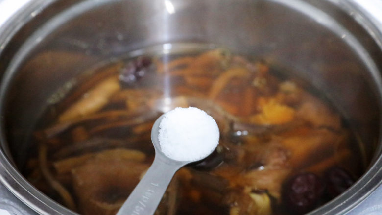 茶树菇炖鸡汤,煮熟后根据个人口味加入适量的盐调味即可