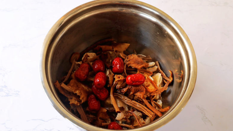 茶树菇炖鸡汤,加入红枣