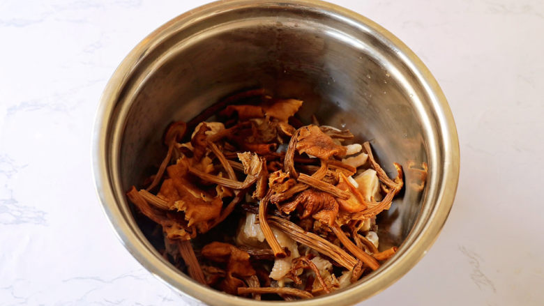 茶树菇炖鸡汤,加入茶树菇