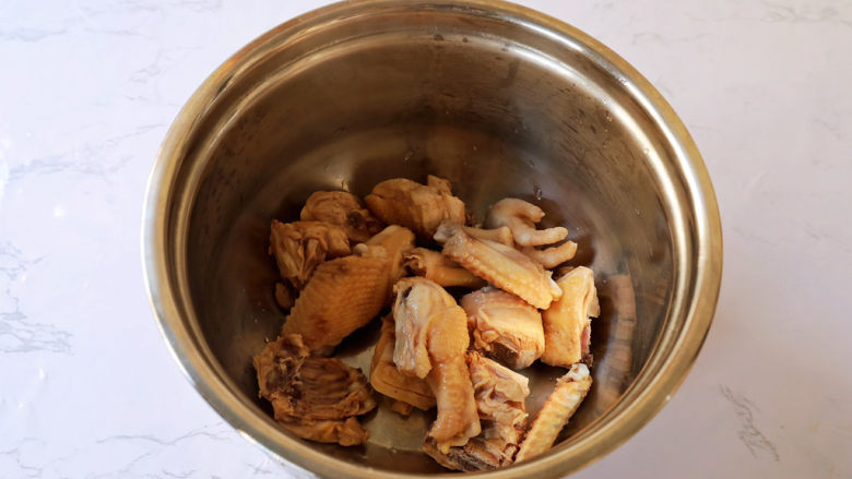 茶树菇炖鸡汤,高压锅中放入鸡块