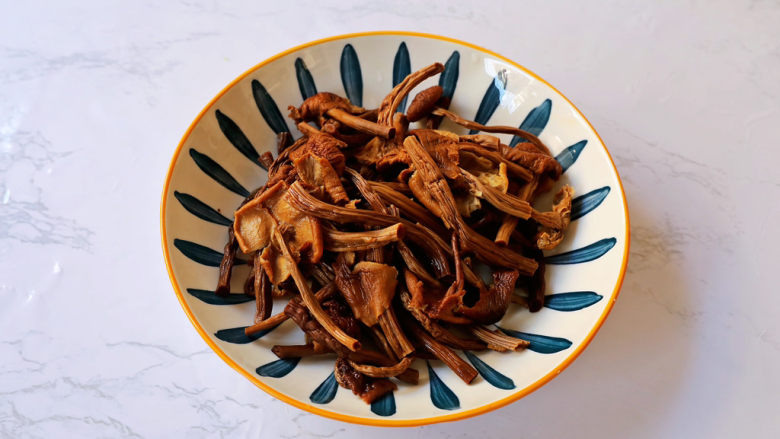 茶树菇炖鸡汤,茶树菇洗净切段
