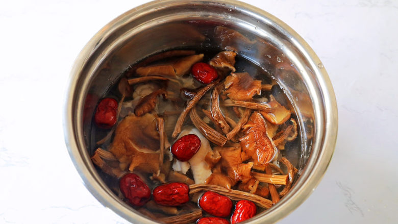 茶树菇炖鸡汤,加入清水，没过食材即可