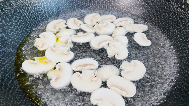 炒口蘑,锅中加入适量清水大火烧开加入少许盐和食用油，放入口蘑焯烫两分钟捞出