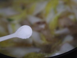 白菜粉丝汤,再调入适量盐