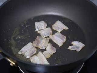 白菜粉丝汤,煎至肉片透明变微焦出油