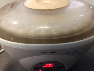 茶树菇炖鸡汤,炖锅炖2小时。