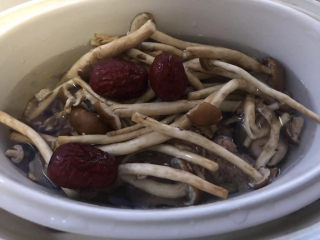 茶树菇炖鸡汤,放入红枣，倒入没过食材的清水。