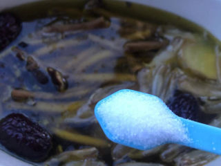 茶树菇炖鸡汤,出锅前5分钟加入细盐。