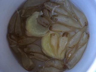 茶树菇炖鸡汤,家里有花胶的话，浸泡一把。