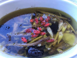 茶树菇炖鸡汤,撒入枸杞焖几分钟即可。