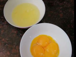 简简单单也不失美味~~双色鸡蛋卷,蛋黄和蛋白分别打入两个碗里