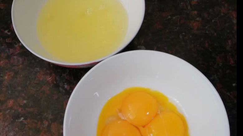 简简单单也不失美味~~双色鸡蛋卷,蛋黄和蛋白分别打入两个碗里