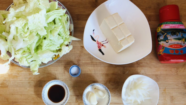 白菜炒豆腐,先把需要的食材提前准备好。