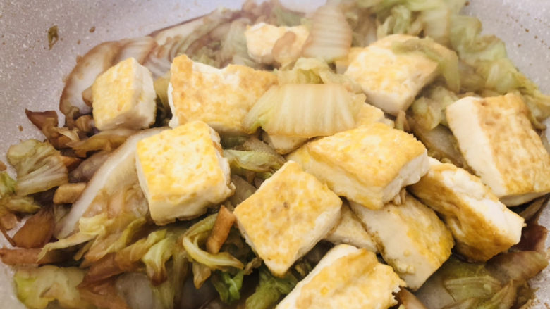 白菜炒豆腐,大火炒至白菜差不多时倒入煎好的豆腐。