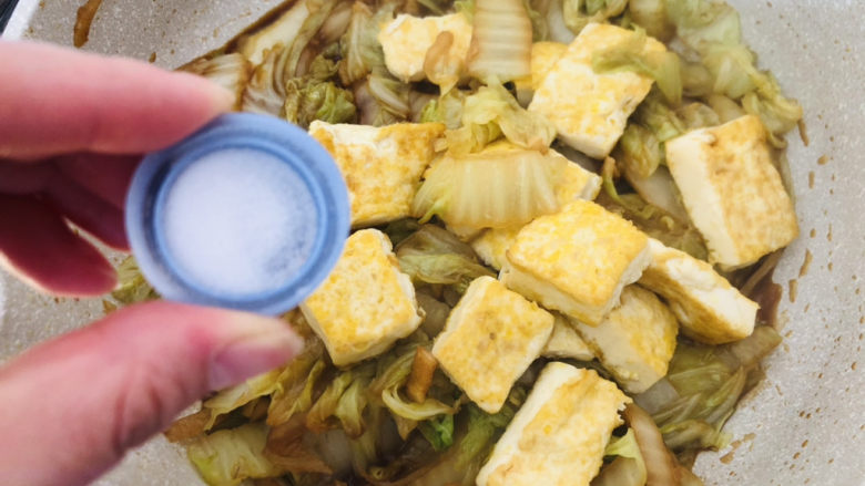 白菜炒豆腐,加适量食盐快速翻炒均匀即可出锅。
